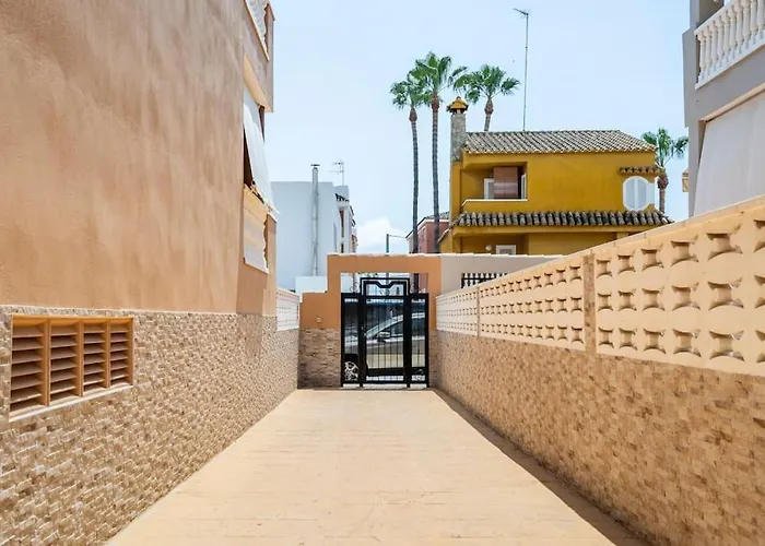 Apto. Con Wifi, Piscina, Vistas Al Mar Y Parking.