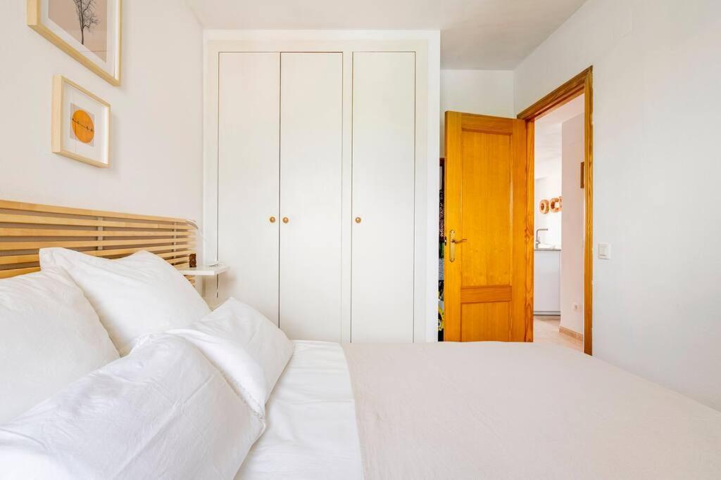 Apto. Con Wifi, Piscina, Vistas Al Mar Y Parking.