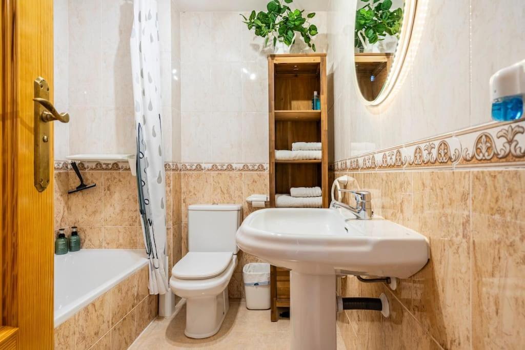 Apto. Con Wifi, Piscina, Vistas Al Mar Y Parking. *