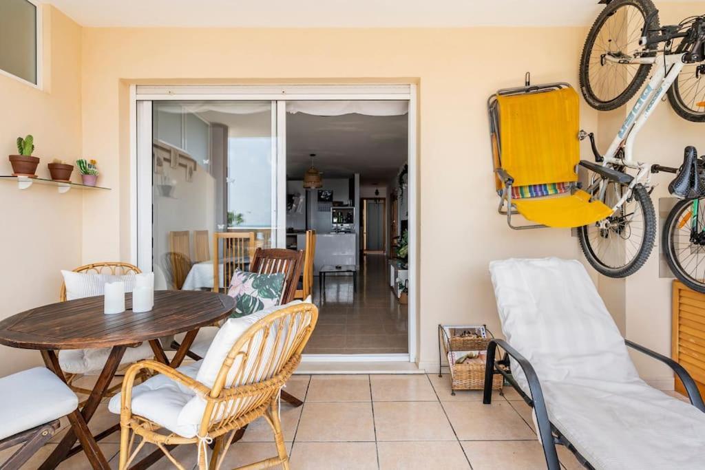 Apto. Con Wifi, Piscina, Vistas Al Mar Y Parking.